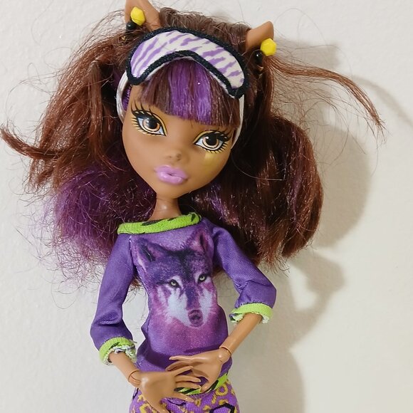 Monster High Clawdeen Wolf doll in pjs with sister & accessories - Picture 2 of 6